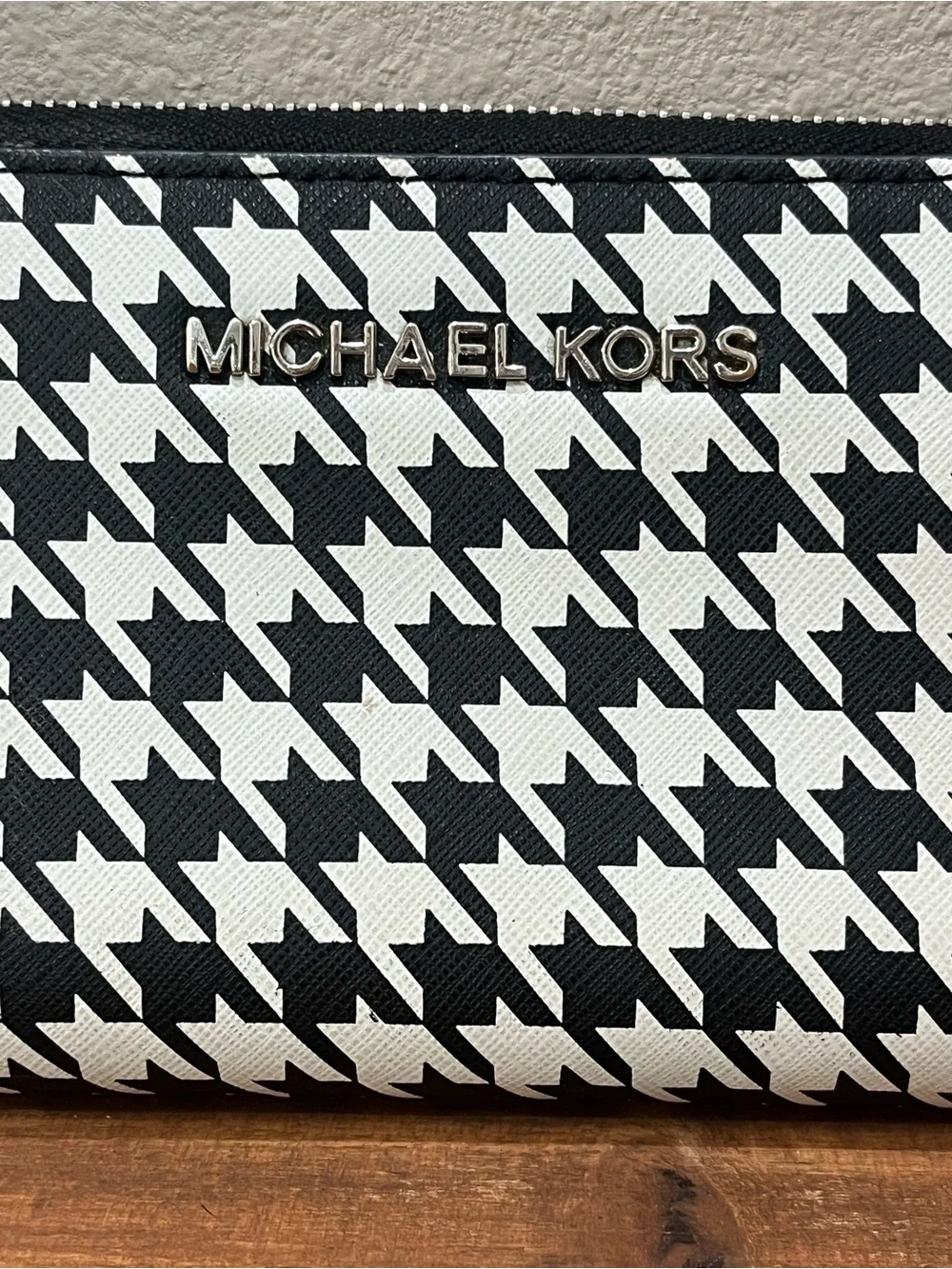 Michael Kors Black & White Houndstooth Zip-Around Wristlet
